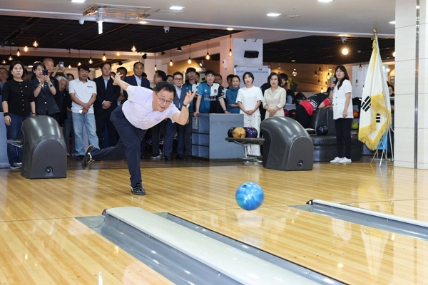 민경선 시장, 2026 고양시장배 볼링대회 시구2