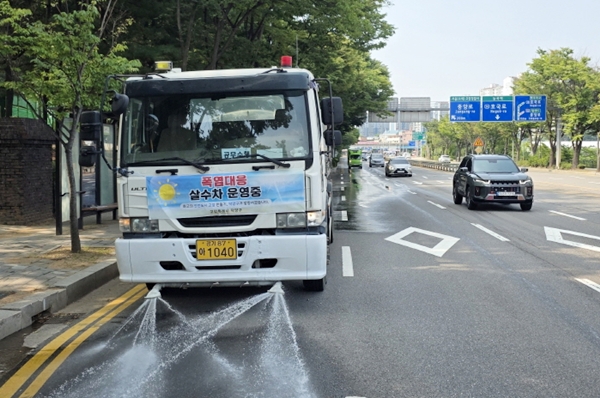 고양시 폭염특보에 '도로 살수차' 전면 가동1